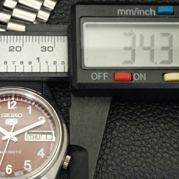 Vintage 1977 Seiko Automatic Mens Silver Watch W/daydate & Red accents - Picture 7 of 10